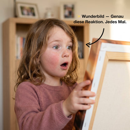 Ein Kind sieht sein persönliches Portrait auf Leinwand zum ersten Mal